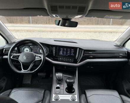 Сірий Фольксваген Туарег, об'ємом двигуна 2.97 л та пробігом 180 тис. км за 39500 $, фото 21 на Automoto.ua