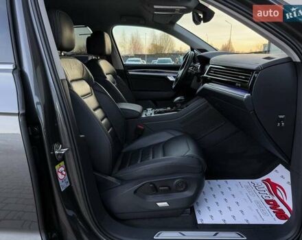 Серый Фольксваген Туарег, объемом двигателя 3 л и пробегом 135 тыс. км за 52999 $, фото 75 на Automoto.ua