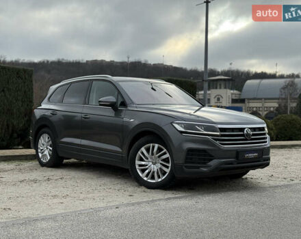 Сірий Фольксваген Туарег, об'ємом двигуна 2.97 л та пробігом 180 тис. км за 39500 $, фото 1 на Automoto.ua