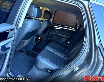 Сірий Фольксваген Туарег, об'ємом двигуна 3 л та пробігом 62 тис. км за 56999 $, фото 5 на Automoto.ua