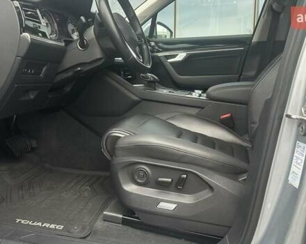 Сірий Фольксваген Туарег, об'ємом двигуна 3 л та пробігом 88 тис. км за 39726 $, фото 13 на Automoto.ua