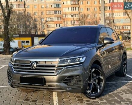 Серый Фольксваген Туарег, объемом двигателя 3 л и пробегом 115 тыс. км за 40500 $, фото 1 на Automoto.ua