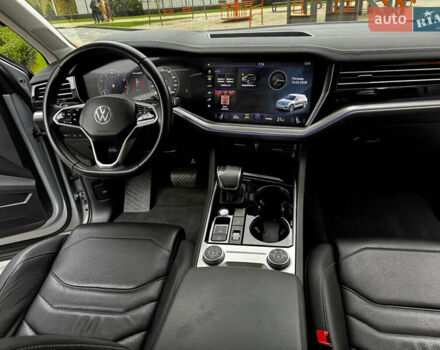 Фольксваген Туарег 2020 у Києві на Automoto.ua Сірий Фольксваген Туарег, об'ємом двигуна 3 л та пробігом 41 тис. км за 48700 $, фото 28 на Automoto.ua