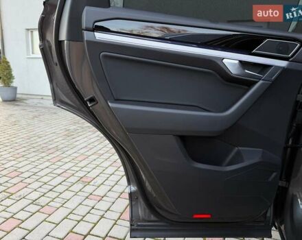 Серый Фольксваген Туарег, объемом двигателя 3 л и пробегом 135 тыс. км за 52999 $, фото 52 на Automoto.ua