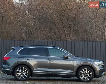 Серый Фольксваген Туарег, объемом двигателя 3 л и пробегом 135 тыс. км за 52999 $, фото 2 на Automoto.ua