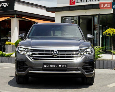 Серый Фольксваген Туарег, объемом двигателя 3 л и пробегом 160 тыс. км за 51500 $, фото 1 на Automoto.ua