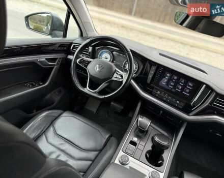 Сірий Фольксваген Туарег, об'ємом двигуна 2.97 л та пробігом 180 тис. км за 39500 $, фото 19 на Automoto.ua