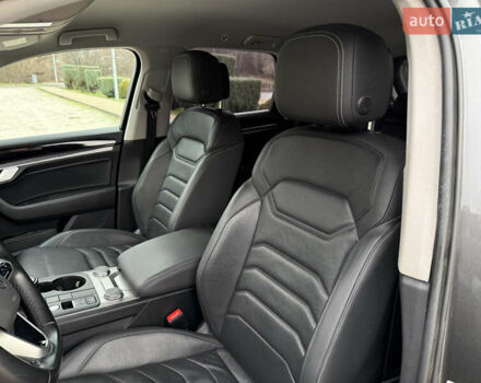 Сірий Фольксваген Туарег, об'ємом двигуна 2.97 л та пробігом 180 тис. км за 39500 $, фото 15 на Automoto.ua