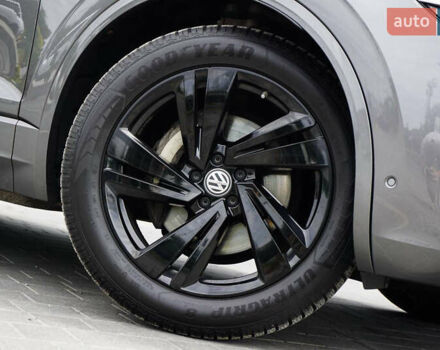 Серый Фольксваген Туарег, объемом двигателя 3 л и пробегом 160 тыс. км за 51500 $, фото 13 на Automoto.ua