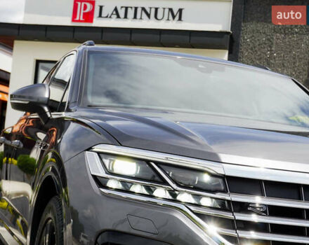 Серый Фольксваген Туарег, объемом двигателя 3 л и пробегом 160 тыс. км за 51500 $, фото 2 на Automoto.ua