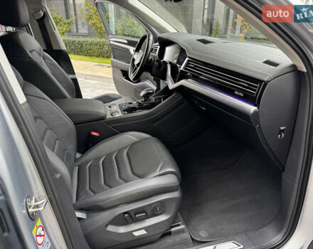 Фольксваген Туарег 2020 у Києві на Automoto.ua Сірий Фольксваген Туарег, об'ємом двигуна 3 л та пробігом 41 тис. км за 48700 $, фото 24 на Automoto.ua