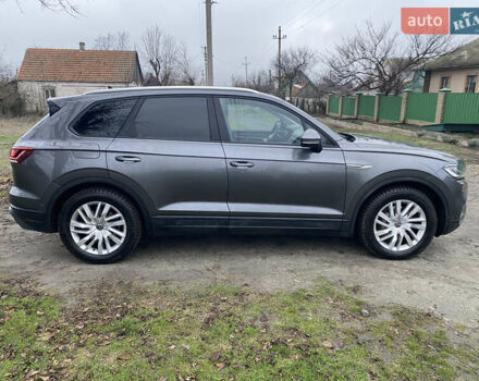 Серый Фольксваген Туарег, объемом двигателя 2.97 л и пробегом 180 тыс. км за 38000 $, фото 4 на Automoto.ua