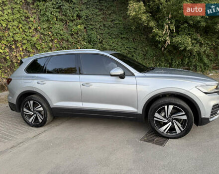 Серый Фольксваген Туарег, объемом двигателя 3 л и пробегом 56 тыс. км за 49000 $, фото 3 на Automoto.ua