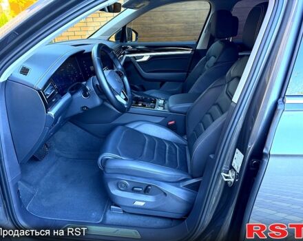 Сірий Фольксваген Туарег, об'ємом двигуна 3 л та пробігом 62 тис. км за 56999 $, фото 3 на Automoto.ua