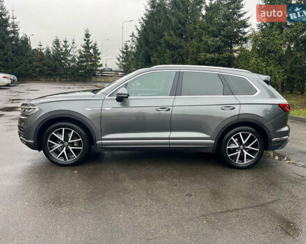 Серый Фольксваген Туарег, объемом двигателя 2.97 л и пробегом 120 тыс. км за 52500 $, фото 2 на Automoto.ua