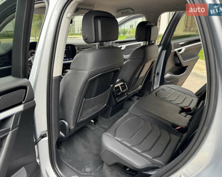 Фольксваген Туарег 2020 у Києві на Automoto.ua Сірий Фольксваген Туарег, об'ємом двигуна 3 л та пробігом 41 тис. км за 48700 $, фото 17 на Automoto.ua