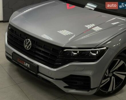 Серый Фольксваген Туарег, объемом двигателя 2.97 л и пробегом 53 тыс. км за 57000 $, фото 4 на Automoto.ua