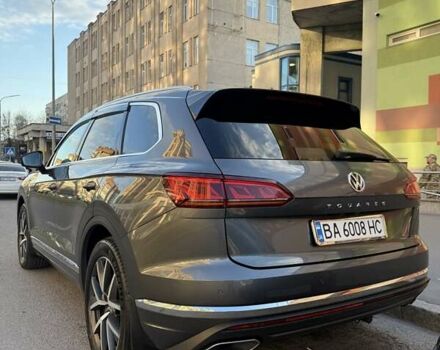 Серый Фольксваген Туарег, объемом двигателя 3.96 л и пробегом 185 тыс. км за 50100 $, фото 3 на Automoto.ua