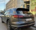 Серый Фольксваген Туарег, объемом двигателя 3.96 л и пробегом 185 тыс. км за 50100 $, фото 3 на Automoto.ua