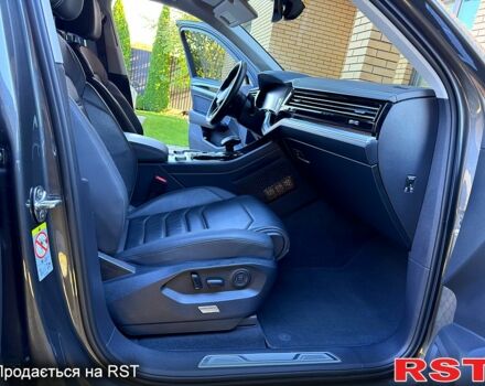 Сірий Фольксваген Туарег, об'ємом двигуна 3 л та пробігом 62 тис. км за 56999 $, фото 4 на Automoto.ua