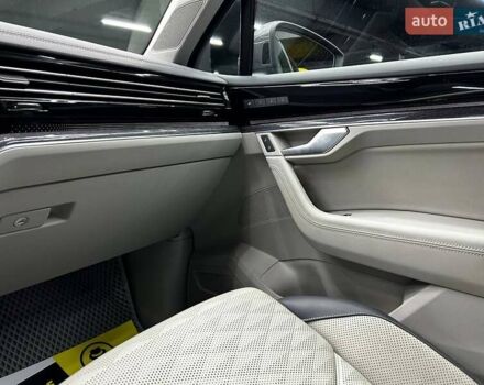 Фольксваген Туарег 2020 у Чернівцях на Automoto.ua Сірий Фольксваген Туарег, об'ємом двигуна 3 л та пробігом 90 тис. км за 50500 $, фото 15 на Automoto.ua