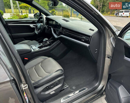 Серый Фольксваген Туарег, объемом двигателя 3 л и пробегом 160 тыс. км за 51500 $, фото 67 на Automoto.ua