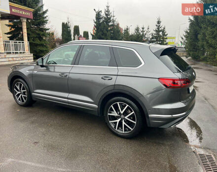 Серый Фольксваген Туарег, объемом двигателя 2.97 л и пробегом 120 тыс. км за 52500 $, фото 4 на Automoto.ua