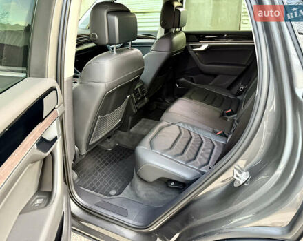 Серый Фольксваген Туарег, объемом двигателя 2.97 л и пробегом 125 тыс. км за 46800 $, фото 23 на Automoto.ua