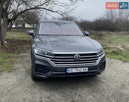 Серый Фольксваген Туарег, объемом двигателя 2.97 л и пробегом 180 тыс. км за 38000 $, фото 5 на Automoto.ua