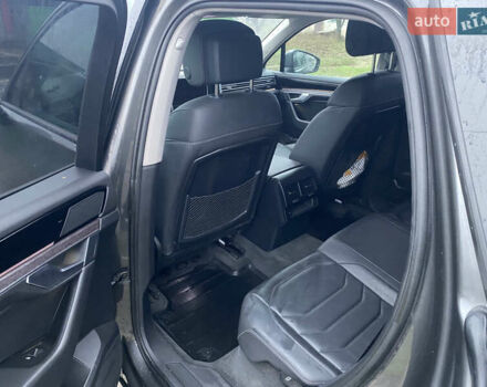 Серый Фольксваген Туарег, объемом двигателя 2.97 л и пробегом 180 тыс. км за 38000 $, фото 7 на Automoto.ua