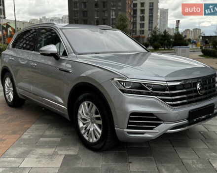 Фольксваген Туарег 2020 у Києві на Automoto.ua Сірий Фольксваген Туарег, об'ємом двигуна 3 л та пробігом 41 тис. км за 48700 $, фото 2 на Automoto.ua