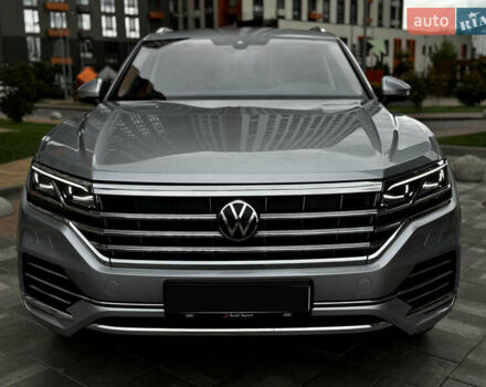 Фольксваген Туарег 2020 у Києві на Automoto.ua Сірий Фольксваген Туарег, об'ємом двигуна 3 л та пробігом 41 тис. км за 48700 $, фото 1 на Automoto.ua
