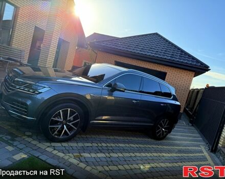 Сірий Фольксваген Туарег, об'ємом двигуна 3 л та пробігом 62 тис. км за 56999 $, фото 1 на Automoto.ua