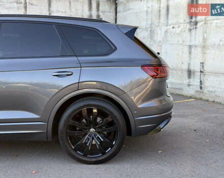 Серый Фольксваген Туарег, объемом двигателя 3 л и пробегом 175 тыс. км за 53999 $, фото 19 на Automoto.ua