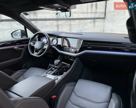 Сірий Фольксваген Туарег, об'ємом двигуна 3 л та пробігом 175 тис. км за 53999 $, фото 57 на Automoto.ua