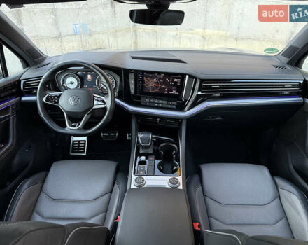 Серый Фольксваген Туарег, объемом двигателя 3 л и пробегом 175 тыс. км за 53999 $, фото 54 на Automoto.ua