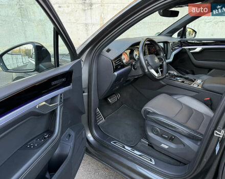 Серый Фольксваген Туарег, объемом двигателя 3 л и пробегом 175 тыс. км за 53999 $, фото 83 на Automoto.ua