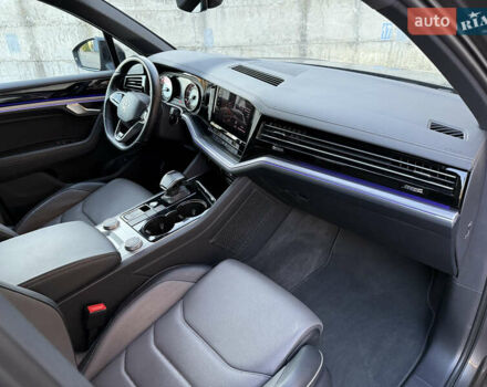 Серый Фольксваген Туарег, объемом двигателя 3 л и пробегом 175 тыс. км за 53999 $, фото 36 на Automoto.ua