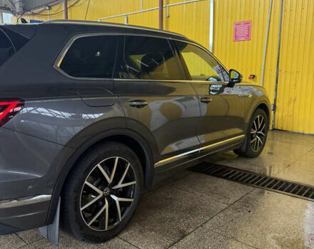 Серый Фольксваген Туарег, объемом двигателя 2.99 л и пробегом 180 тыс. км за 49000 $, фото 4 на Automoto.ua