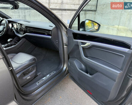 Сірий Фольксваген Туарег, об'ємом двигуна 3 л та пробігом 175 тис. км за 53999 $, фото 37 на Automoto.ua