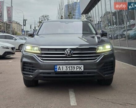 Серый Фольксваген Туарег, объемом двигателя 3 л и пробегом 120 тыс. км за 50300 $, фото 2 на Automoto.ua