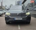 Серый Фольксваген Туарег, объемом двигателя 3 л и пробегом 120 тыс. км за 50300 $, фото 2 на Automoto.ua