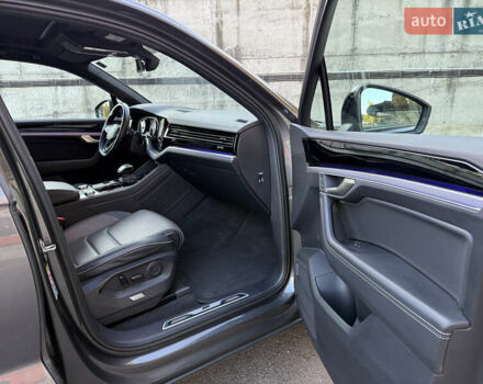 Серый Фольксваген Туарег, объемом двигателя 3 л и пробегом 175 тыс. км за 53999 $, фото 30 на Automoto.ua