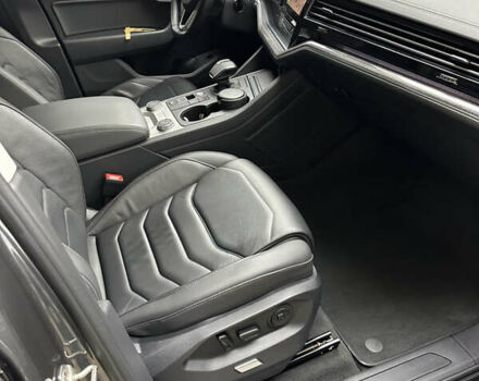 Серый Фольксваген Туарег, объемом двигателя 3 л и пробегом 129 тыс. км за 45500 $, фото 20 на Automoto.ua