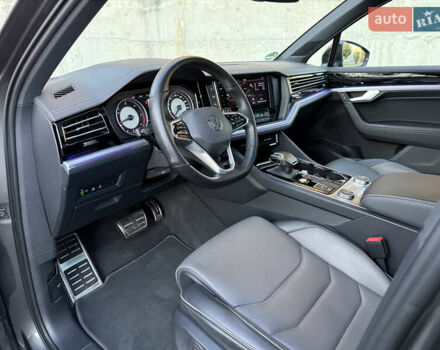 Сірий Фольксваген Туарег, об'ємом двигуна 3 л та пробігом 175 тис. км за 53999 $, фото 79 на Automoto.ua