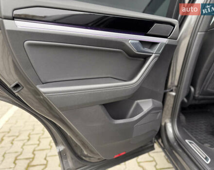 Серый Фольксваген Туарег, объемом двигателя 2.97 л и пробегом 160 тыс. км за 53700 $, фото 32 на Automoto.ua