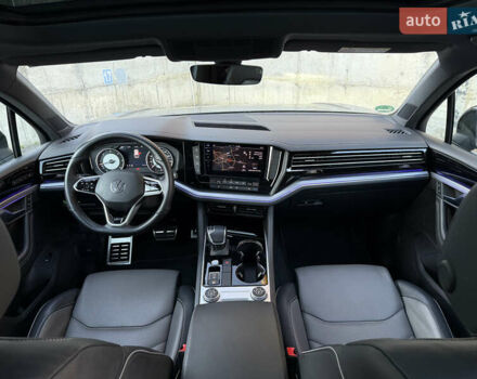 Серый Фольксваген Туарег, объемом двигателя 3 л и пробегом 175 тыс. км за 53999 $, фото 53 на Automoto.ua