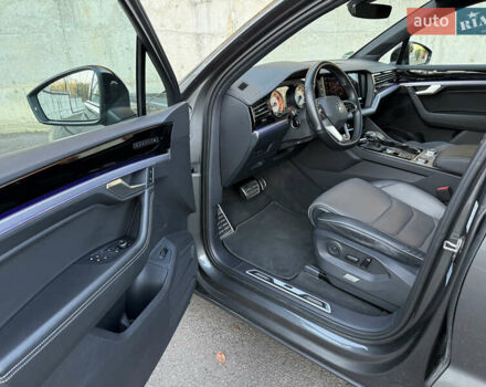 Сірий Фольксваген Туарег, об'ємом двигуна 3 л та пробігом 175 тис. км за 53999 $, фото 87 на Automoto.ua