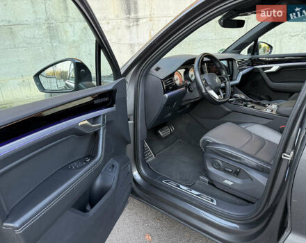 Серый Фольксваген Туарег, объемом двигателя 3 л и пробегом 175 тыс. км за 53999 $, фото 82 на Automoto.ua