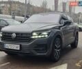 Серый Фольксваген Туарег, объемом двигателя 4 л и пробегом 196 тыс. км за 75900 $, фото 1 на Automoto.ua